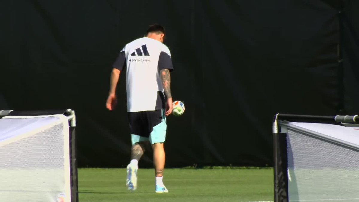 Leo Messi entrena diferenciado en la Selección Argentina pero si bien vio la pelota se puso a hacer jueguitos... Es más fuerte que él 🤣🇦🇷🔝.