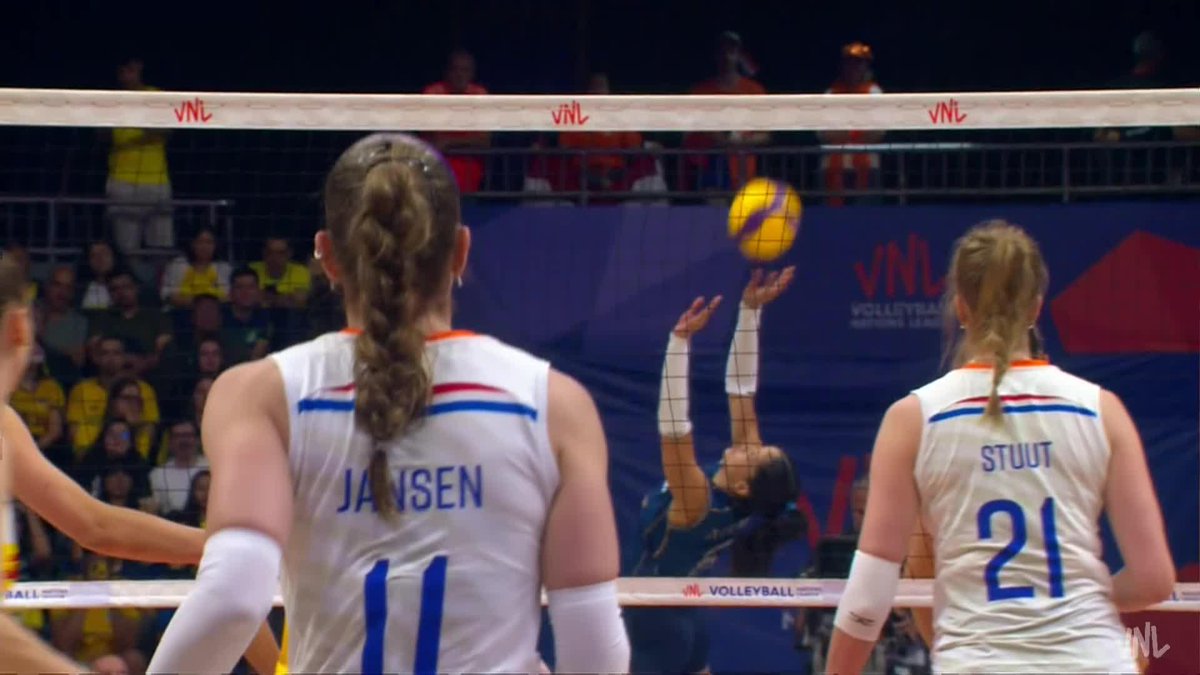 #VNL2026: NYEME, THE SETTER? 😳🇧🇷 What a set from Brazil's libero! 🤯✨ 📺 Watch 🇧🇷 🆚 🇳🇱 LIVE on VBTV: 🏐 #BePartOfTheGame #Volleyball