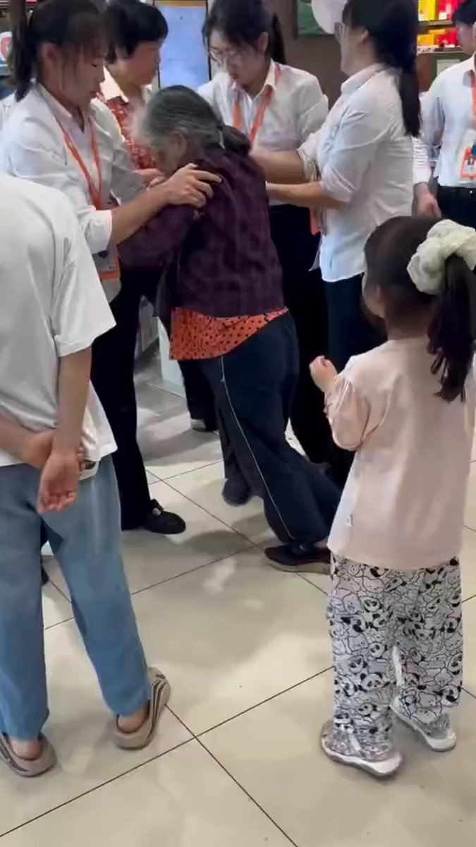 河南某超市，大妈经常来这里偷东西，被抓后撒泼耍赖甚至打人、掐人。超市员工还不停安抚：阿姨坐下喝杯水……是不是对她太好了？
