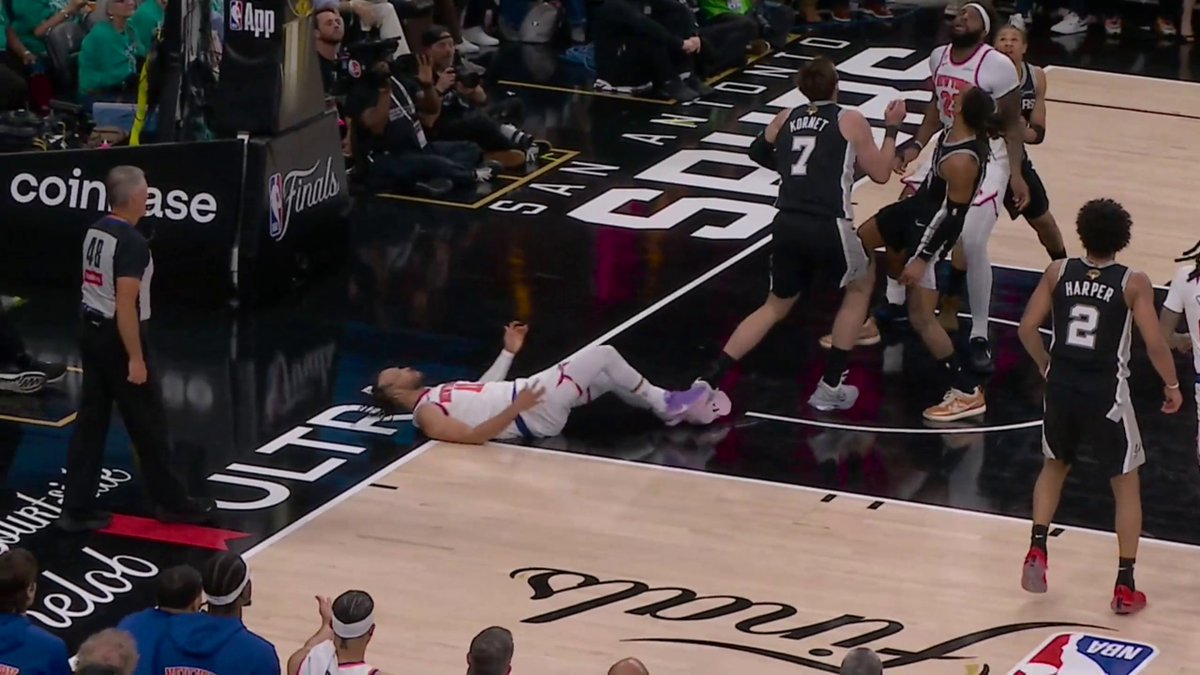 Jalen Brunson exchanged words with Scott Foster after a no-call on this play.