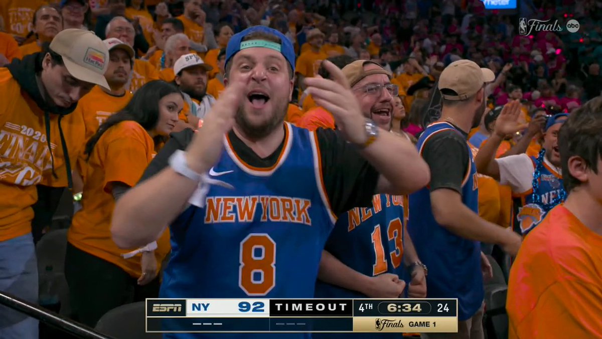 BRUNSON PUTS THE KNICKS UP A QUICK 6 IN THE 4TH 🔥 Knicks fans are fired up in San Antonio 😳