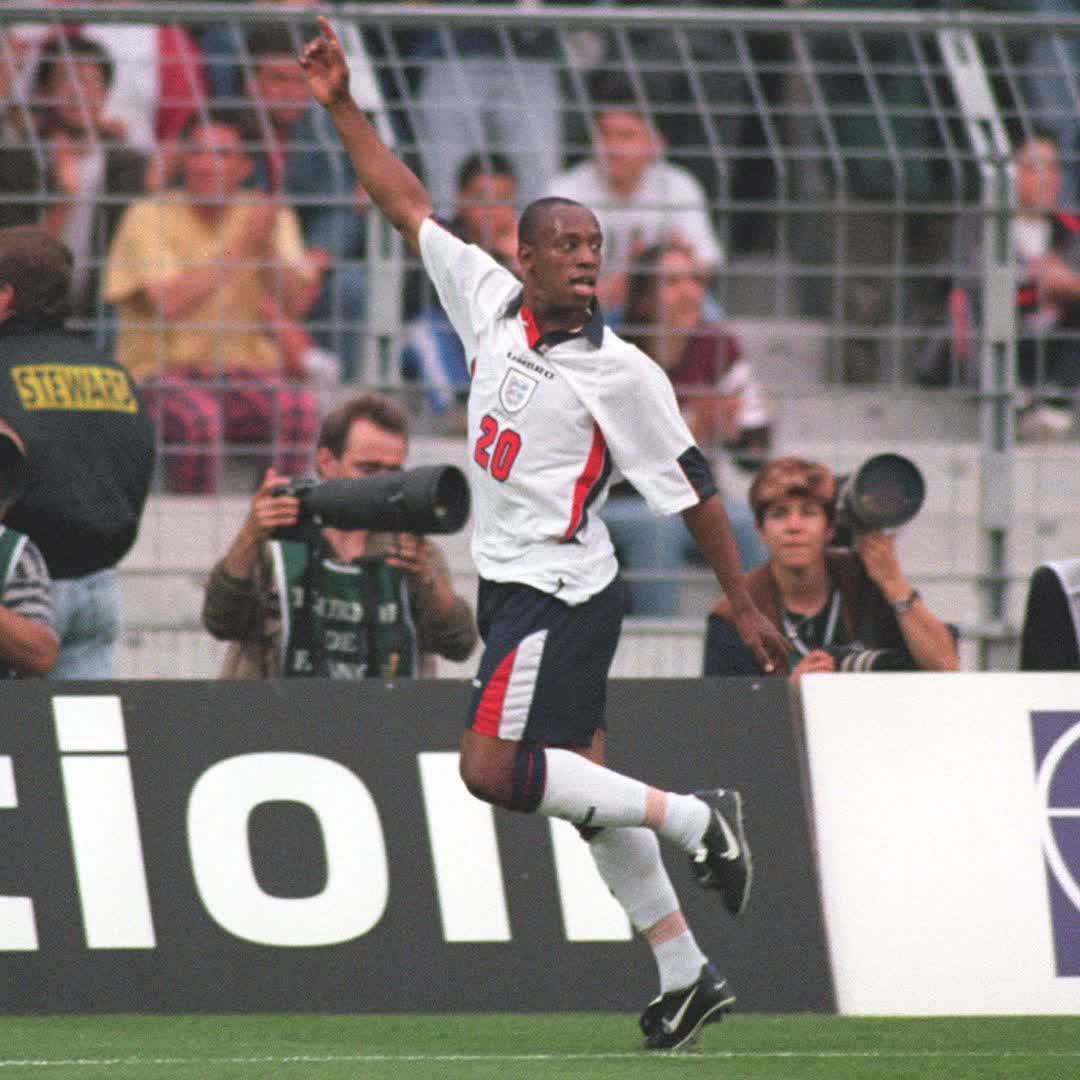29 years ago today, Paul Scholes produced this brilliant assist for Ian Wright. 🏴󠁧󠁢󠁥󠁮󠁧󠁿🤝