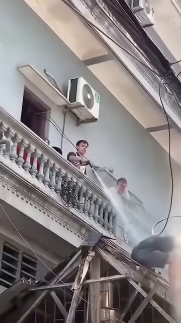 Hàng xóm xây nhà mà làm khó nhau thế này thì thua rồi. lại được lên phường uống nước chè. cả cặp luôn 😹