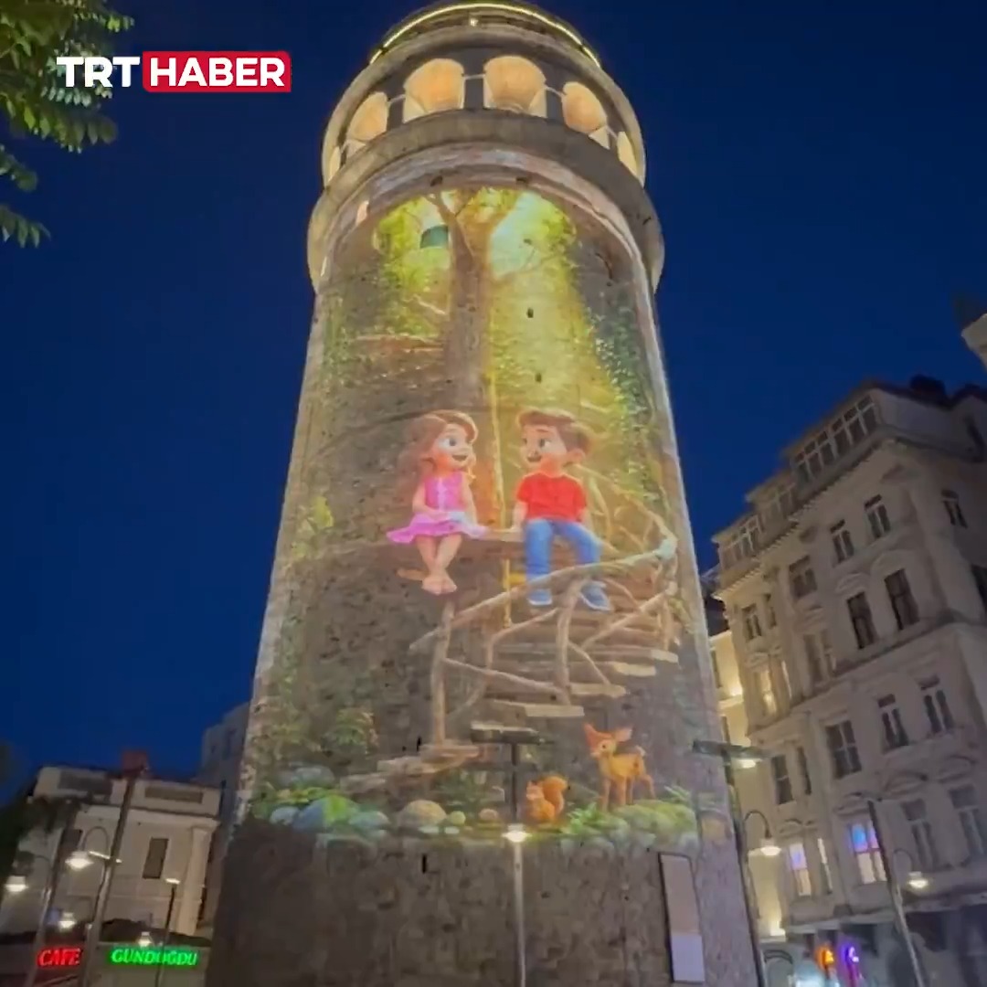 Sıfır Atık Haftası kapsamında Galata Kulesi'nde ışık gösterisi yapıldı.