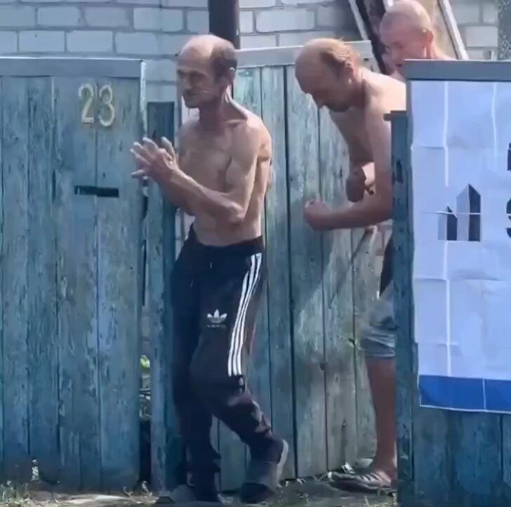 havalı havalı yürüyen zombi dayılar