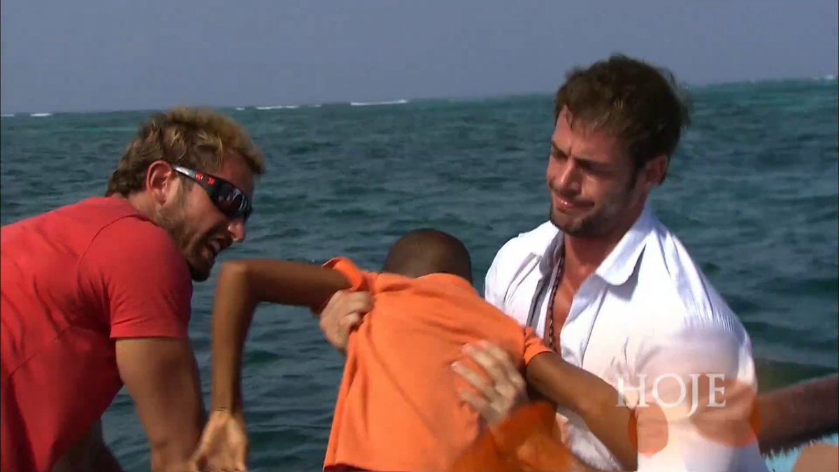 Durante a travessia de canoa em direção à República Dominicana, o condutor da embarcação sofre um mal-estar súbito e cai. Logo em seguida, a embarcação pega fogo de forma incontrolável, gerando desespero. Sem alternativas, Alessandro, Fernando e o neto do piloto falecido são obrigados a pular em alto mar para salvar suas vidas, deixando o corpo do idoso para trás no incêndio. #Sortilégio #Sortilégio036