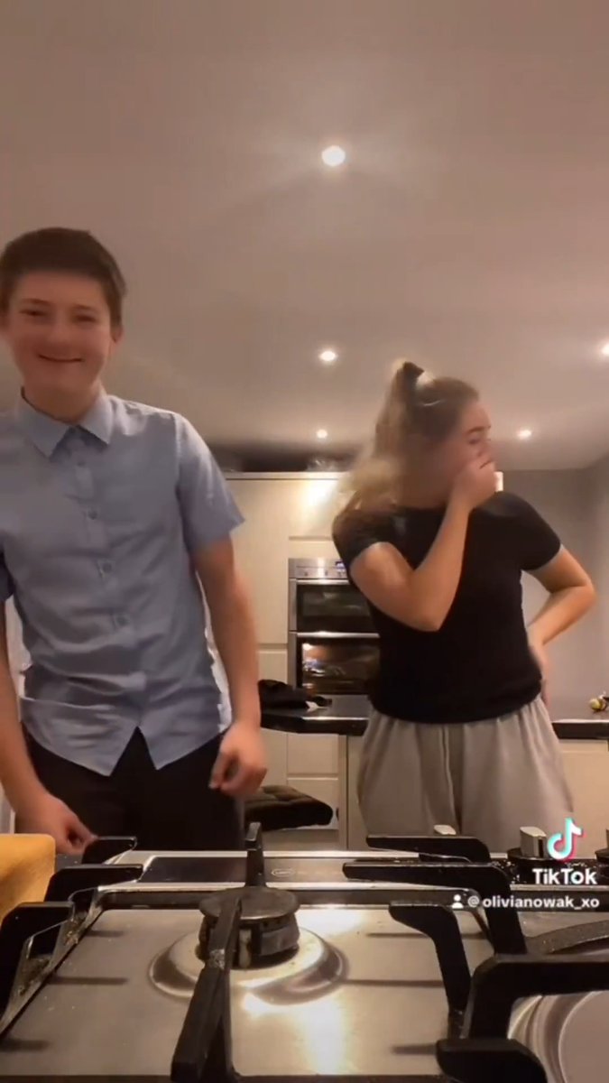 "Tu me manqueras et je t'aimerai pour toujours 🕊️❤️ À jamais 18 ans mon frère" Olivia Nowak, la sœur d'Henry Nowak, a publié une vidéo d'hommage à son frère.