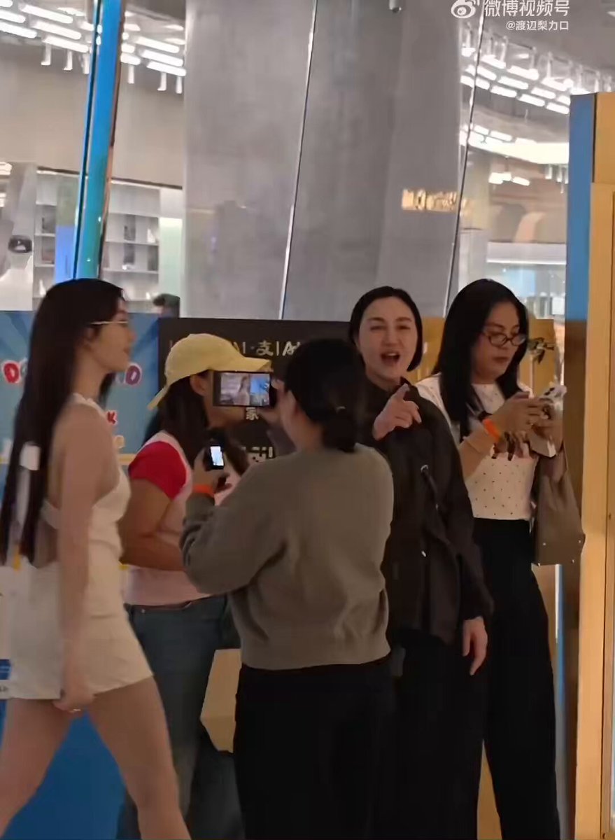 THE WAY ORM RAN TO MEET AND PLAYING WITH FANS and MAE KOY PATIENTY WAITING FOR HER, GIVING HER TIME TO SPEND QUALITY TIME WITH FANS— Mae Koy and Orm are the CUTEST ORM VEGGIE POPUP ICONSIAM #OrmxGentleMonsterICONSIAM