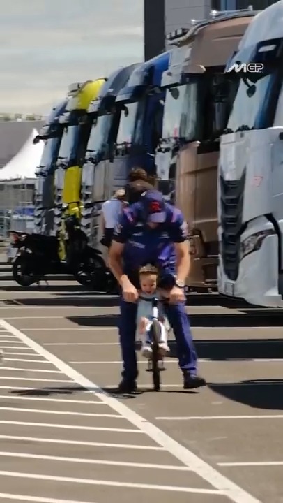 Teaching Pip her very first wheelie 🥹 Jack Miller Possibly the cutest thing you’ll see today 💖 #HungarianGP 🇭🇺