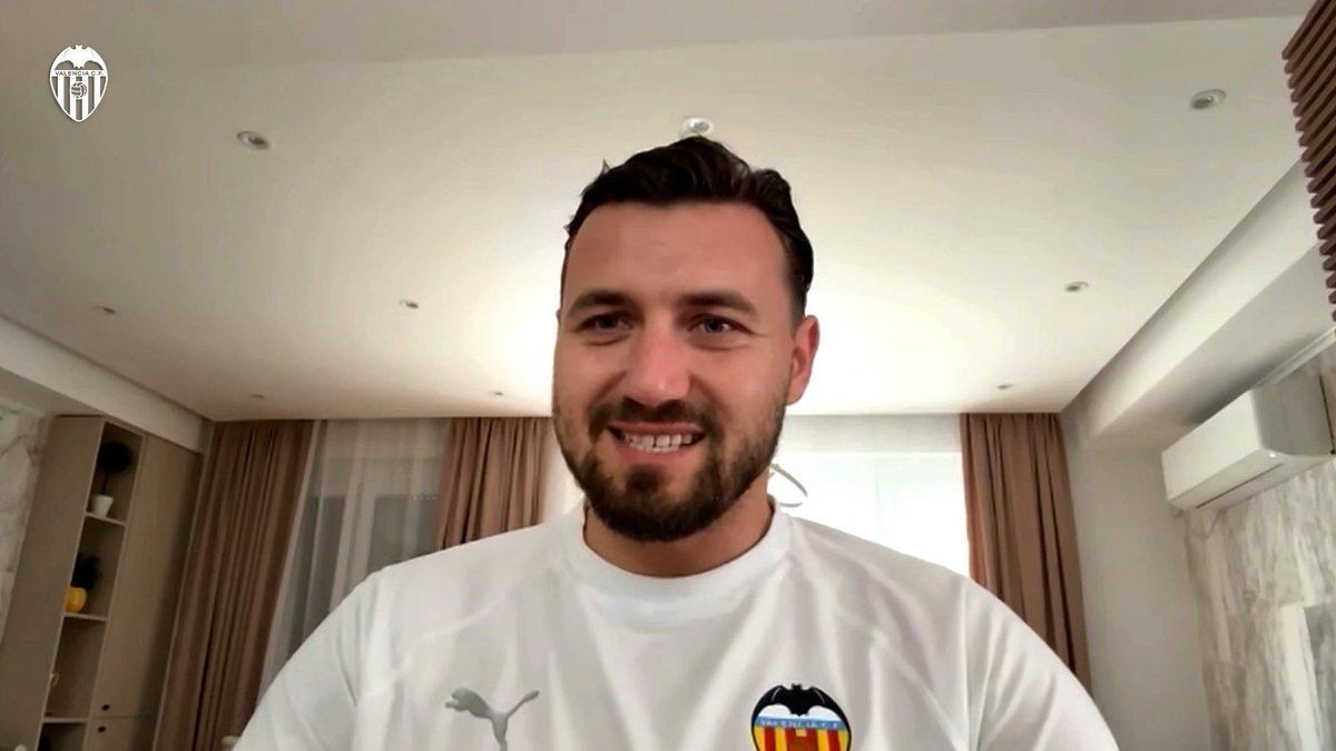 A partir de las 13:00 horas en 'L'informatiu de VCF MEDIA Radio' podrás escuchar las primeras declaraciones de Stole Dimitrievski tras ampliar su contrato 🦇 Síguelo en: 💻 📲 📻 92.6 FM (València) #Dimitrievski2028 #ADNVCF