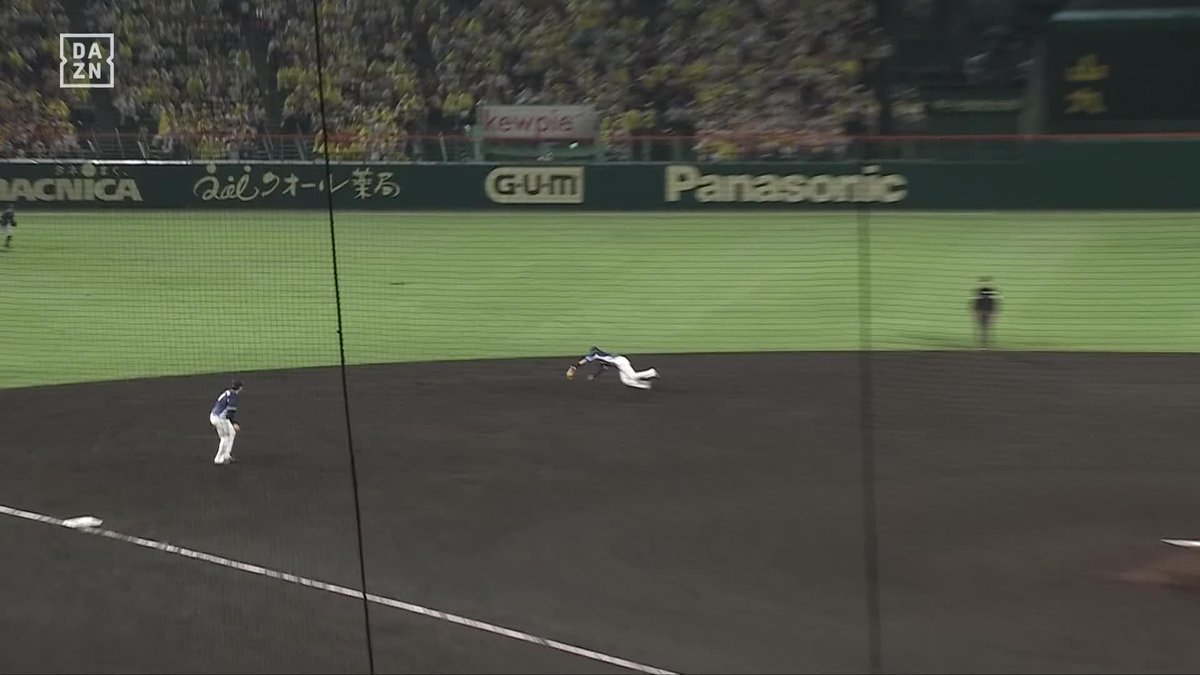 翔んだ😯 この体勢からすぐにスローイングへ 源田壮亮 ダイビングキャッチ&ノーバン送球 ⚾️阪神×西武 #seibulions #だったらDAZN