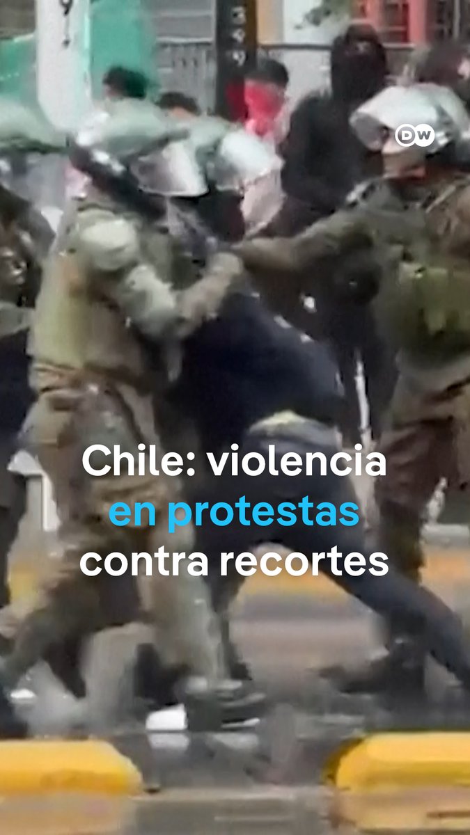 Estudiantes y policías se enfrentan durante una protesta contra los recortes de Kast en Chile Fue la primera gran marcha convocada desde la llegada de Kast al poder y se saldó con varios heridos, entre ellos tres agentes de la policía. Las autoridades confirmaron una treintena de detenidos. El presidente chileno prometió reducir el gasto público en 6.000 millones de dólares en 18 meses y recortar un 3 % en casi todos los ministerios con el objetivo de reactivar la economía. El mandatario aseguró que las ayudas y los derechos sociales no se verían afectados.