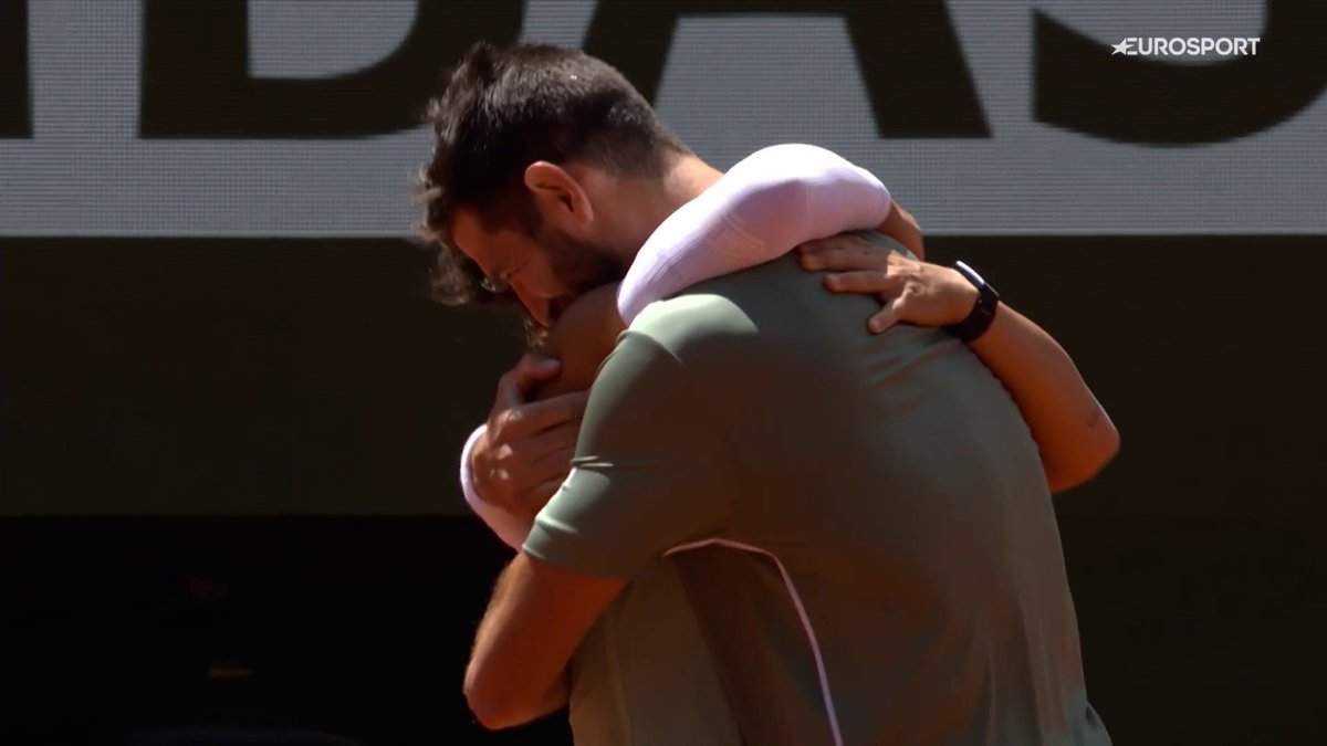 Sara Errani e Andrea Vavassori bissano il titolo conquistato lo scorso anno in doppio misto. La coppia azzurra ha superato in finale i nordamericani King e Dabrowski col punteggio di 4-6 6-3 10-4 🏆 Per gli Azzurri è il quarto titolo dello slam conquistato insieme - due a US Open e due qui al Roland Garros 🥹🇮🇹 #Tennis #RolandGarros #Errani #Vavassori