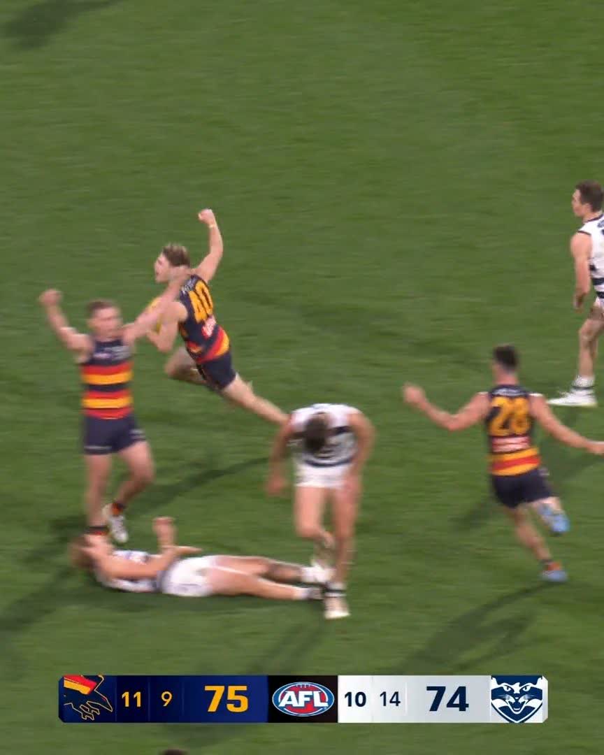 THE CROWS HOLD ON. 🤯 #AFLCrowsCats