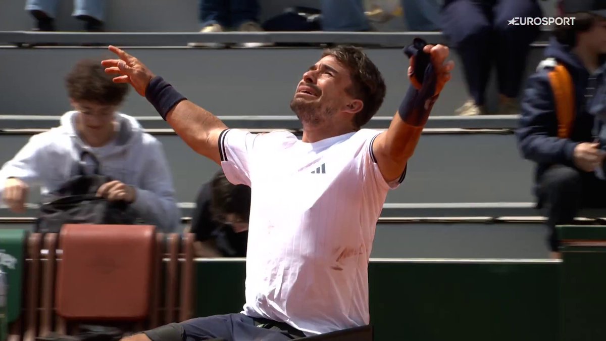 MARTINTXOOOOO 🔥🔥🔥 Martín de la Puente se impone a Tayuka Miki en el tie-break del tercer set para meterse en semifinales de Roland-Garros. A dos partidos del gran sueño. #RolandGarros
