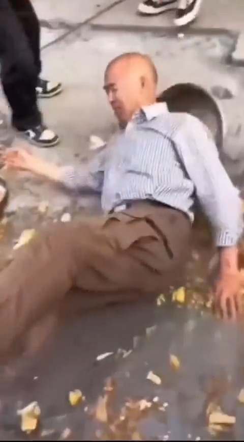 This old indian song is actually a very famous song in China. They also love to use this song while making racist videos and posts about India. That's why I'm using this song to showcase the frequent "Food riots" in the rural areas of China. 😊
