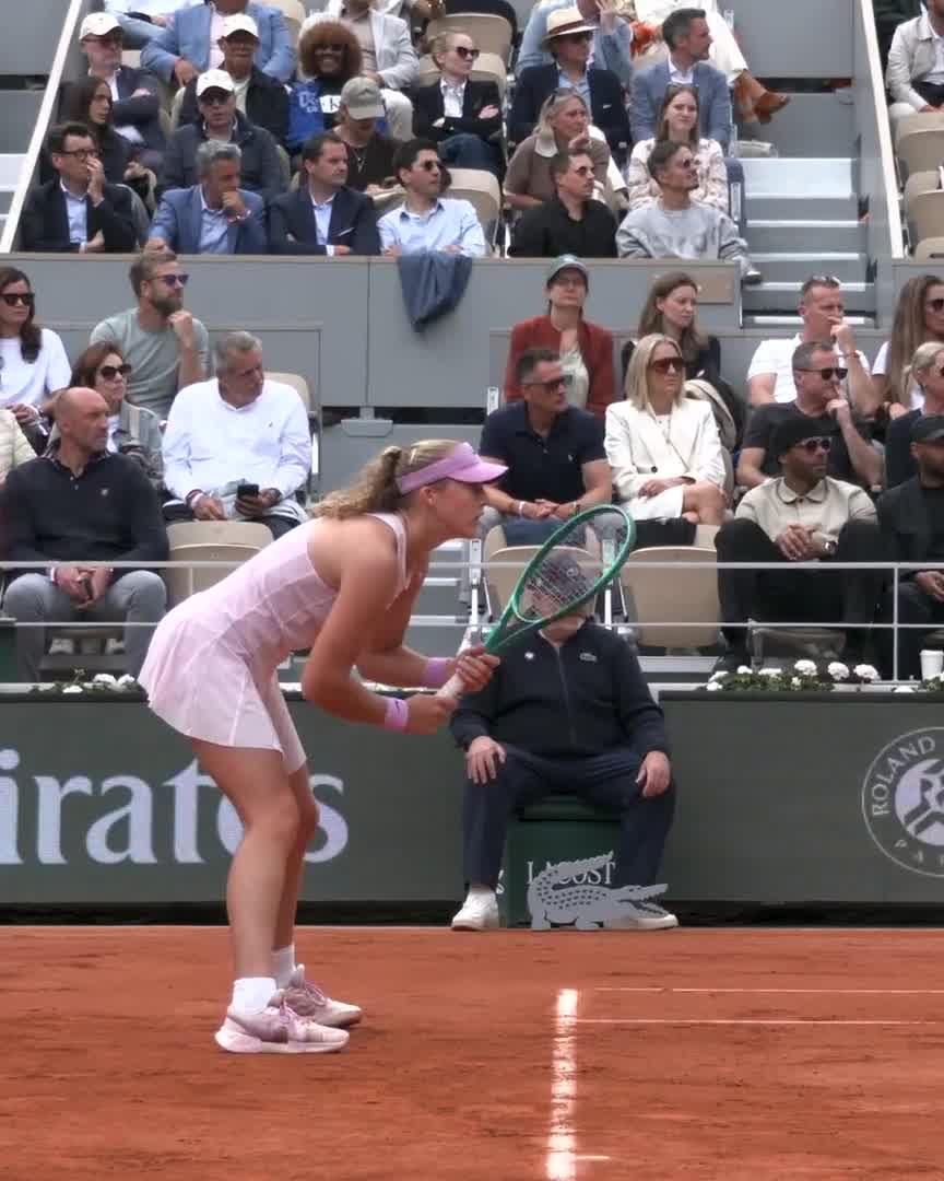 Mirra Andreeva is destroying Marta Kostyuk so far, Kostyuk just can't handle her groundstrokes! Andreeva has already raced to a 4-0 lead! #rolandgarros #mirraandreeva