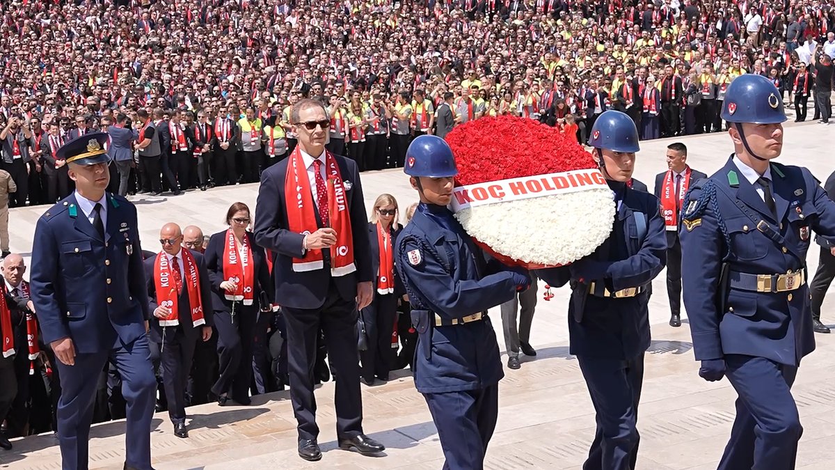 100 yıl önce Ankara’da başlayan yolculuğumuzun anlamlı bir dönüm noktasında, Koç Topluluğu olarak Anıtkabir’de Ata’mızın huzurundaydık. Koç Ailesi, çalışanlarımız, bayilerimiz ve yetkili servislerimizden yaklaşık 6 bin kişinin katılımıyla gerçekleşen ziyarette, Yönetim Kurulu Başkanımız Ömer Koç, Koç Topluluğu adına Anıtkabir Özel Defteri’ni imzaladı. Cumhuriyetimizin ikinci yüzyılında da, kurucumuz Vehbi Koç’un ülkemize hizmet anlayışından ve Cumhuriyetimizin değerlerinden aldığımız ilhamla çalışmaya devam edeceğiz.