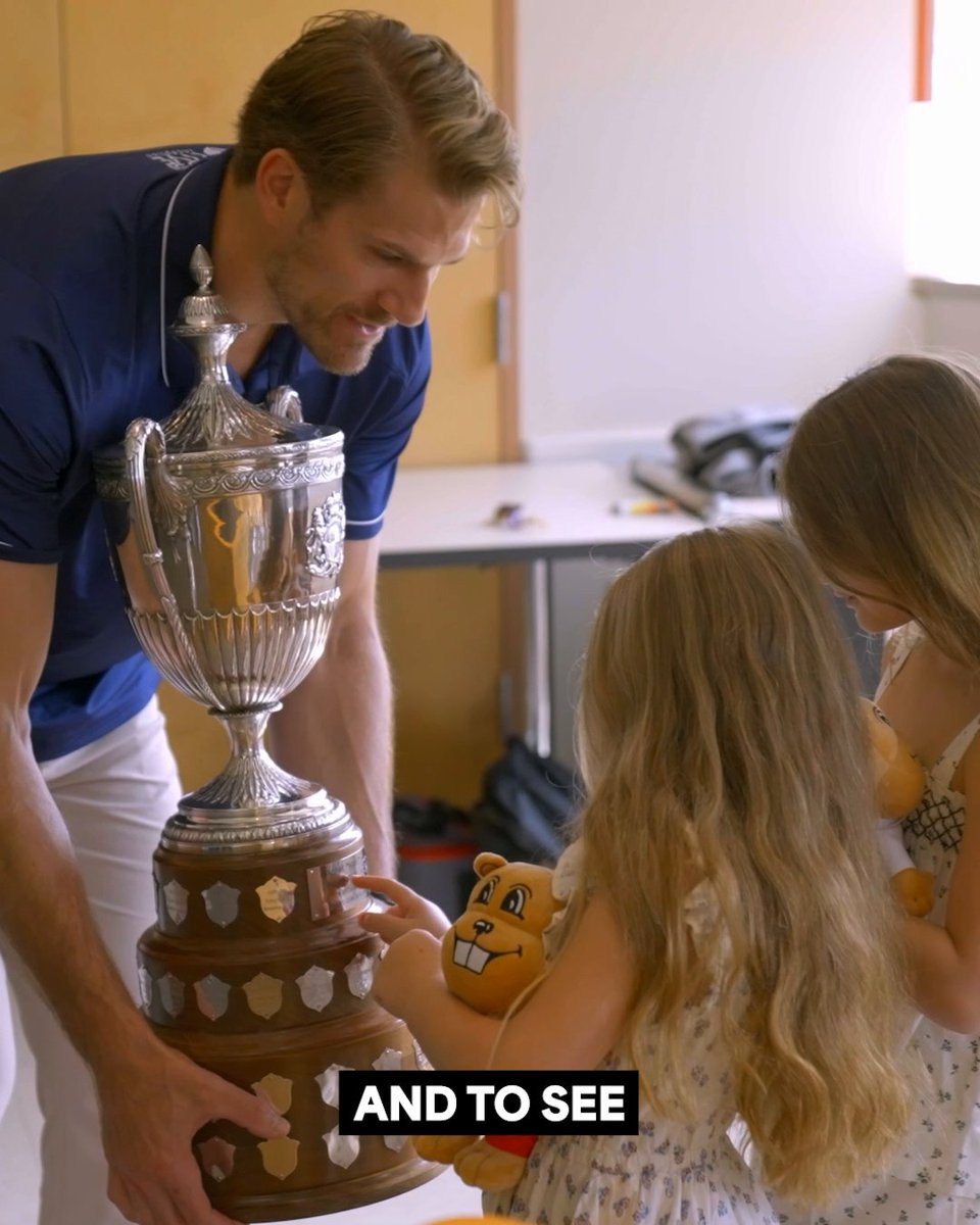 On what seemed like a regular visit to the University of Minnesota Masonic Cancer Center, Marcus Foligno was surprised with the King Clancy Memorial Trophy! 🏆 Nick Foligno, who won the trophy in 2017, was also on hand for the big reveal! #NHLAwards