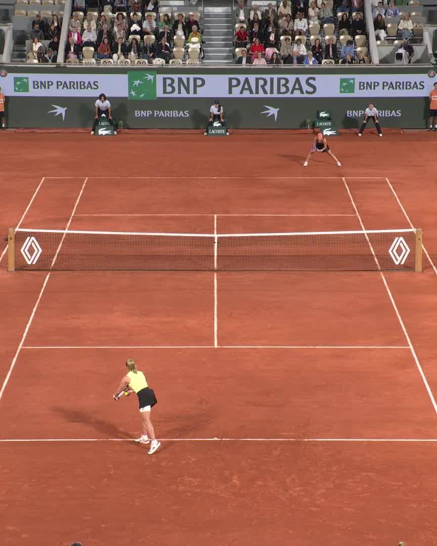 Chwalinska and Shnaider off to a great start 💫 #RolandGarros