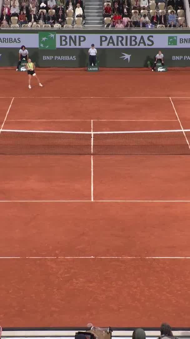 Diana Shnaider with a tremendous passing shot against Maja Chwalińska at Roland Garros That angle on the run 😮‍💨