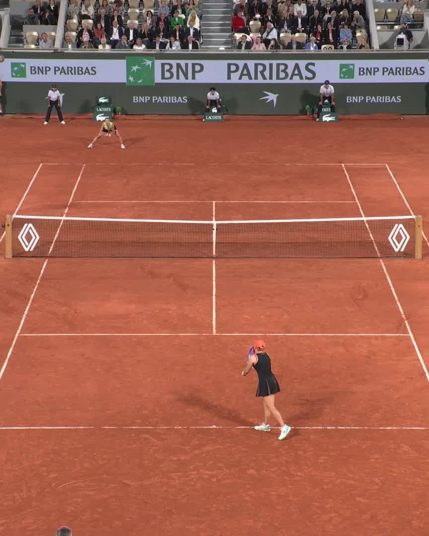 Chwalinska takes the (epic) first set 👊 #RolandGarros