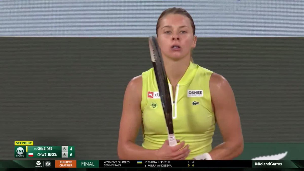 Maja Chwalinska with ANOTHER insane shot 😱 She's now one set away from making the #RolandGarros Final