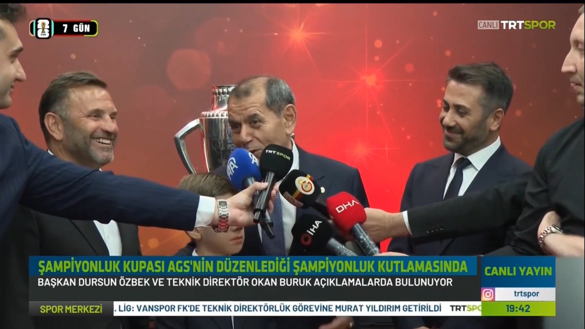 🙂 Dursun Özbek: "Hocam, topun ağzında 27. şampiyonluk." Okan Buruk: "Baskıya başlayalım başkanım (Gülerek)."