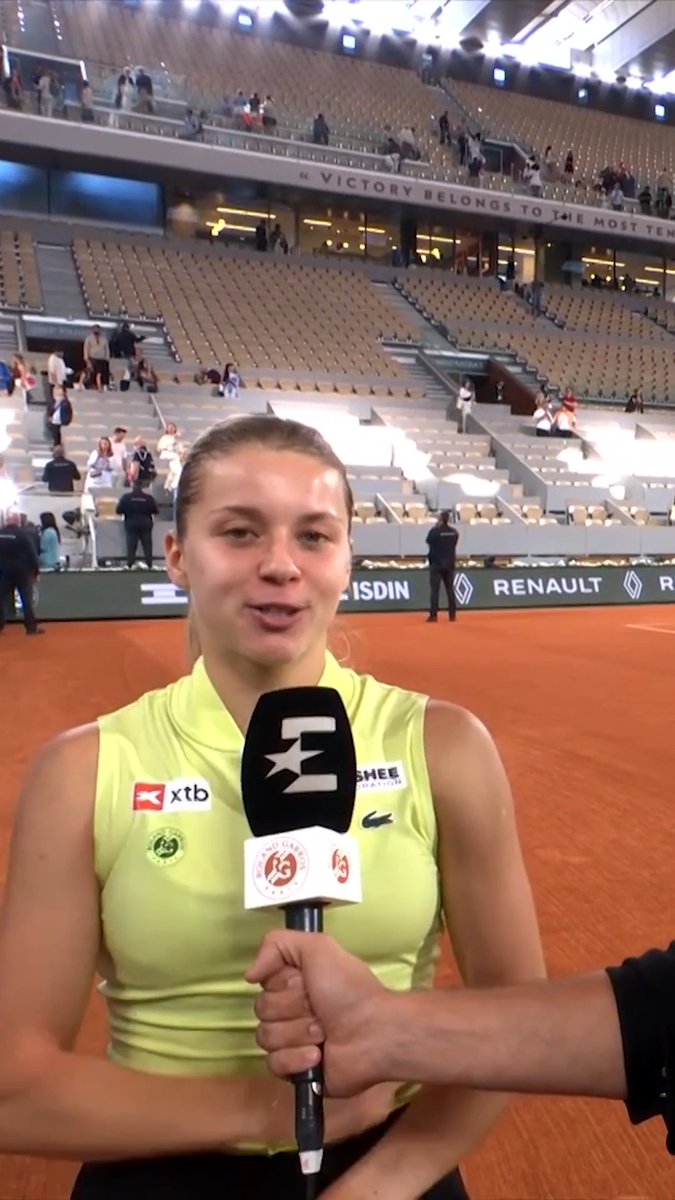 ▪️ Grzecznie słuchamy się finalistki wielkoszlemowej. ▪️ W sobotę włączamy Eurosport 1 na POLSKI 🇵🇱 finał #RolandGarros. ▪️ Kibicujemy przed ekranami tak, że słyszy nas cały Paryż. Wszyscy 𝑹𝑨𝒁𝑬𝑴 🤗 #RG2026 #JazdaMaja