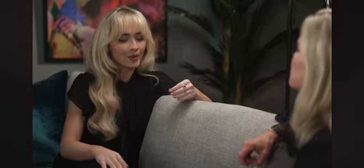 acho muito especial a sabrina falando que não se arrepende de ter lançado os álbuns antigos (apesar de não gostar de ouvir) porque eles são muito especiais pros fãs que acompanharam e cresceram com ela 🥹