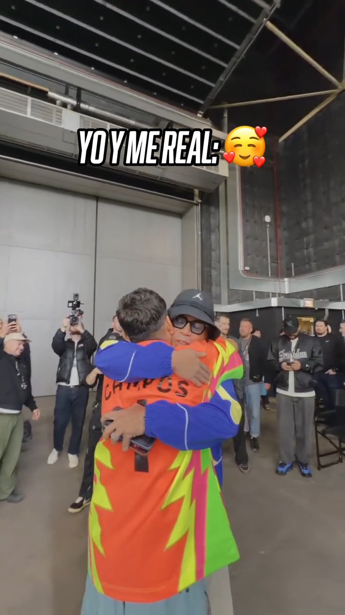 🥰 Alguien que te vea y te abrace como Ronaldinho a Jorge Campos. (vía ronaldinho)