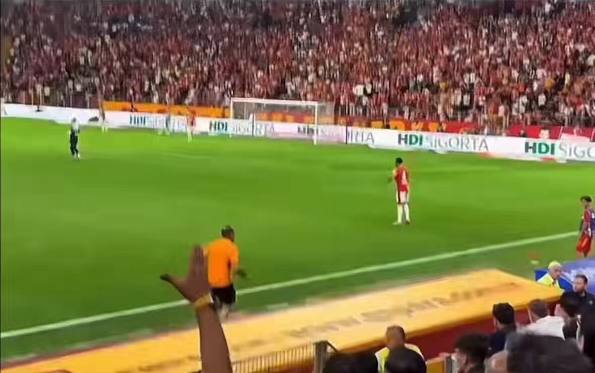 Dünyanın hiçbir yerinde sevgi görememişken Galatasaray’da böyle bir sevgi gördün. Sen oyuna girerken bile gol olmuş gibi sevindik. Şimdi ise para için Galatasaray’la pazarlık yapmanı kabullenmiyorum. Umarım istediğin para verilmez ve kalmaz, gidersin.