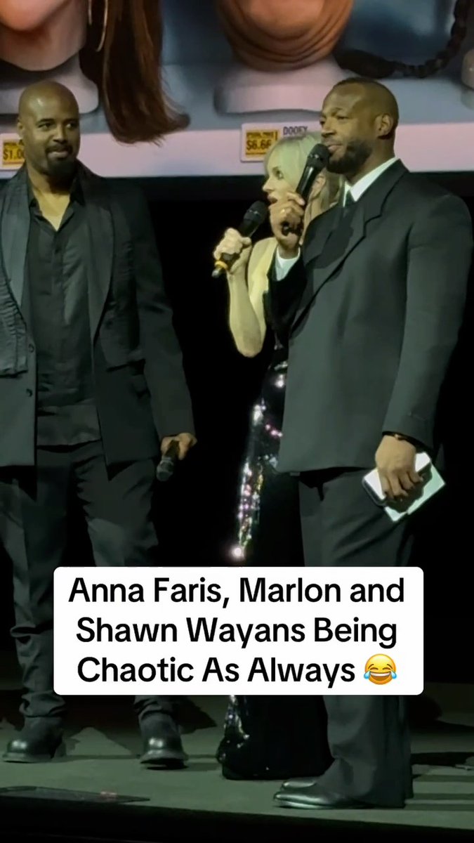 Anna Faris, Marlon and Shawn Wayans chaotically intro #ScaryMovie at last night’s LA premiere. 😂
