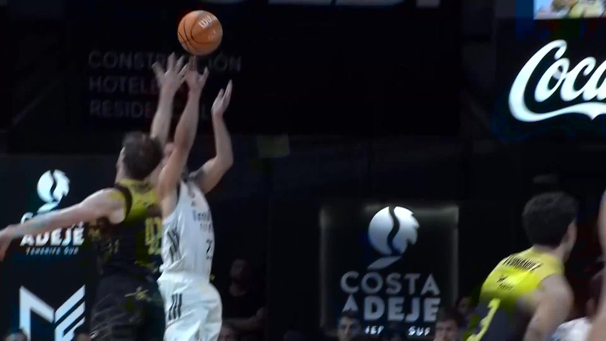 😱😱😱😱😱😱😱😱 Cuando te la felicitan así hasta tus rivales... sabes que has vuelto a hacer de las tuyas. ¡LA MANDARINAAAAAAAA DE Sergio Llull LLEGA AL #PlayoffLigaEndesa! ¡SIN ÁNGULO Y SOBRE LA BOCINA! 📺 DAZN España | Real Madrid Basket