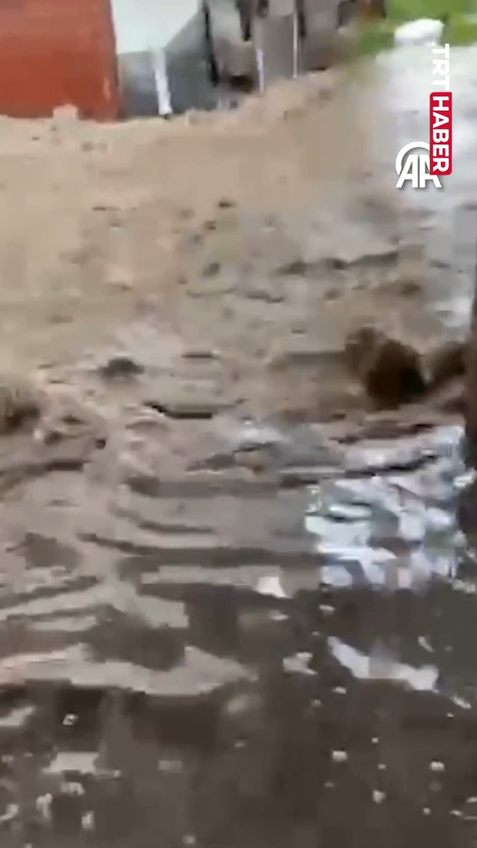 Bolu Gerede'de sağanağın ardından dere taştı. Taşkın nedeniyle bazı bahçeler ile ahırları su bastı.