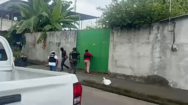 HPTA ESCONDIDO COMO RATA 🐀 EN SU MADRIGUERA. En un avance hacia la justicia, la Policía y el GOE detuvieron a Jandri P. de 19 años en El Pantano, vinculado al lamentable incidente con resultado de muerte en Tuti de Quito Formaba parte de un GDO y portaba sustancias sujetas