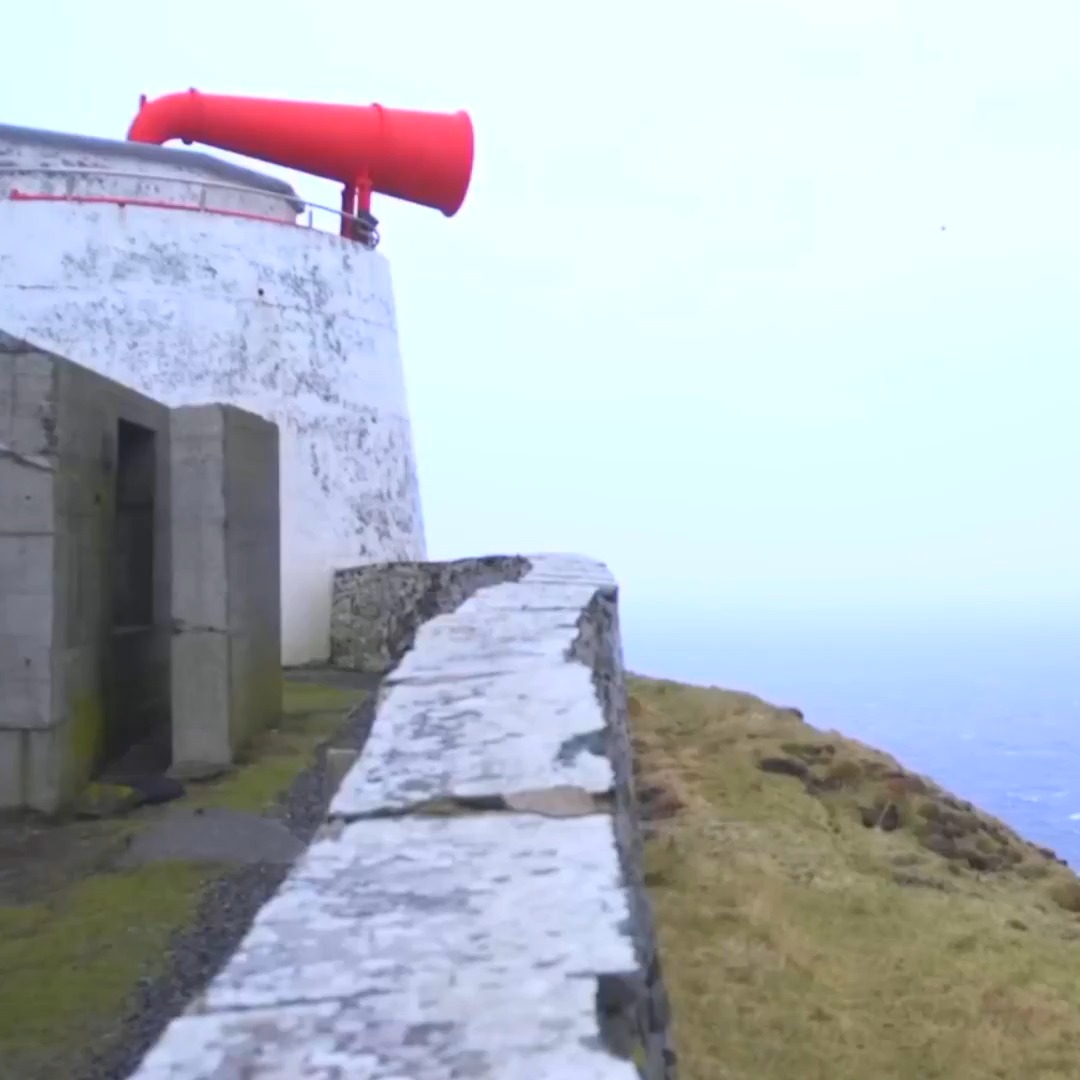 Essa é a buzina de nevoeiro de Sumburgh Head, um dos alarmes mecânicos mais potentes já construídos. Movida por motores a diesel de 44 cavalos que comprimem ar em tanques gigantescos, ela projeta o som a 32 quilômetros de distância para alertar navios no Atlântico.