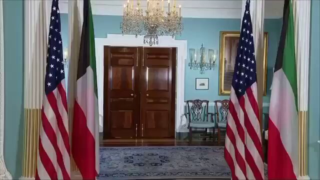 وزير الخارجيه وزارة الخارجية الوزير منو معلمه لبس البشت بهالطريقه ؟؟؟ انتوا صاحين ولا مهبل . وزير خارجيه مو عارف يلبس بشت ؟؟؟؟