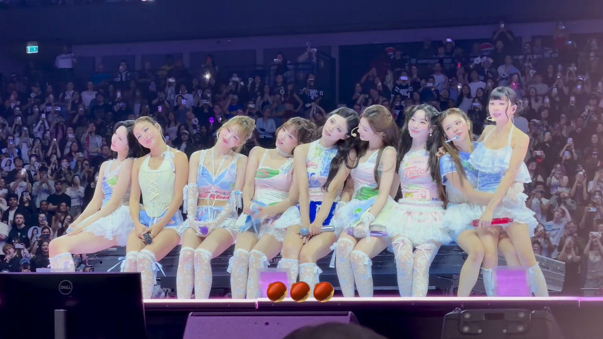 THE FIRST OT9 TWICE FAMILY MOMENT WITH ALL NINE RUNNING UP TOGETHER SINCE IT'S THE LAST STOP 🥹
