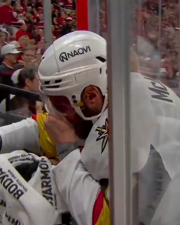 ¡Brayden McNabb recibió un golpazo con el disco a 87 mph (140 km/h)! 😨