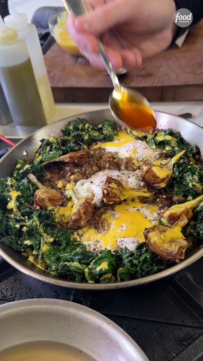 .Bobby Flay's Kale and Wild Mushroom Paella was famous at his restaurant, Gato, for a reason 🤤👏🤤 Catch Bobby on #BBQBrawl Mondays at 9|8c!