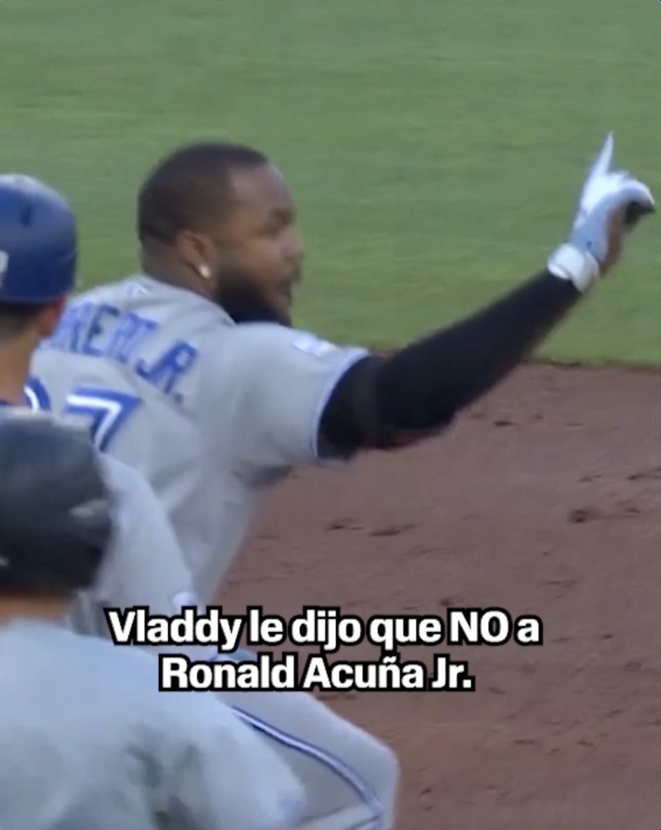 ¡Vladdy le dejó saber a Acuña que le ganó la carrera! 🤣 (vía MLB)
