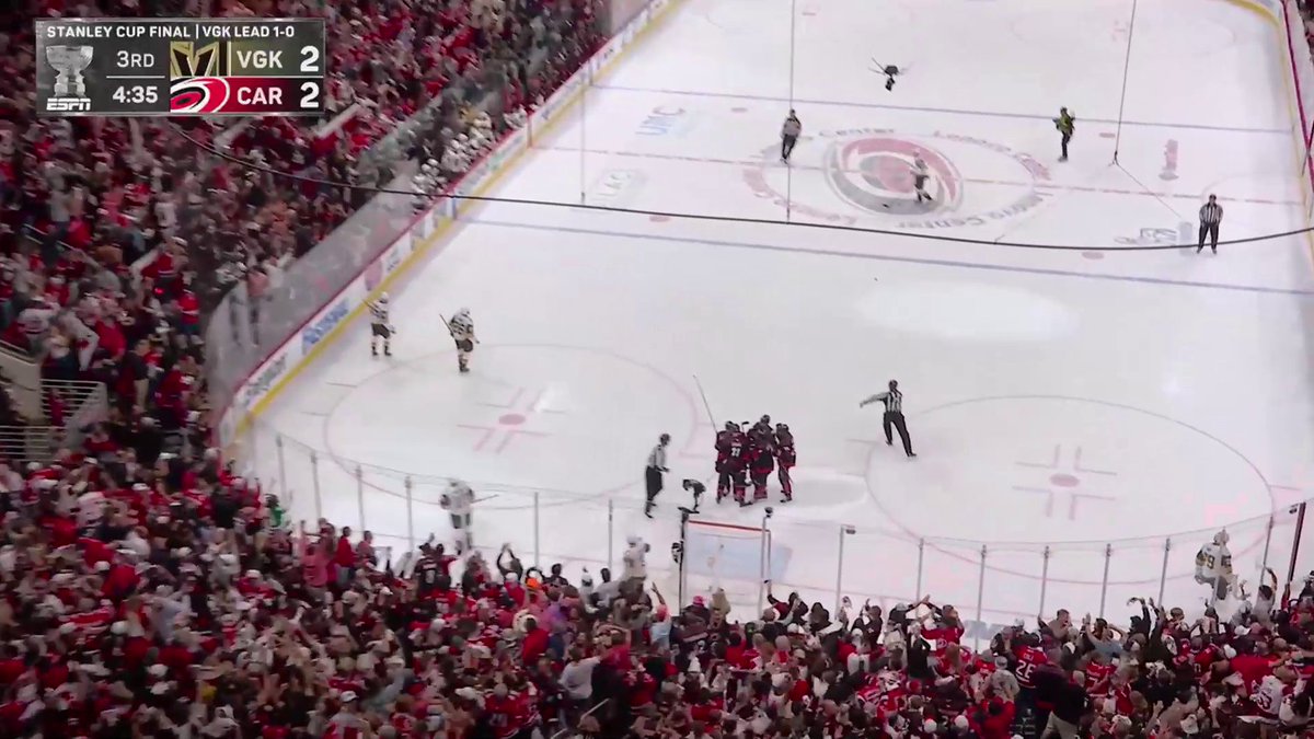THE CAPTAIN GIVES CAROLINA THE LEAD 😱 OH MY GOODNESS! #StanleyCup 🇺🇸: ABC 🇨🇦: Sportsnet &amp; TVA Sports
