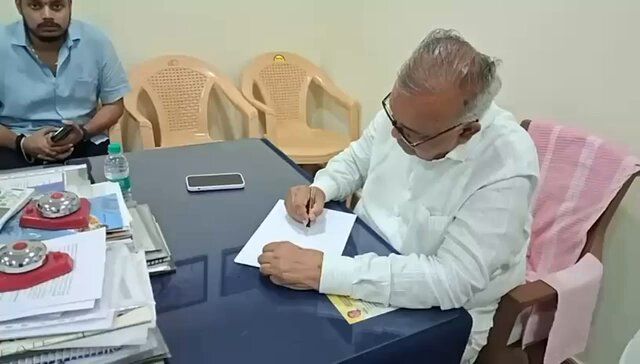 When was the last time you saw a newly appointed minister resign on live tv ? Here is ramalinga reddy - says he was promised Bengaluru development portfolio but denied