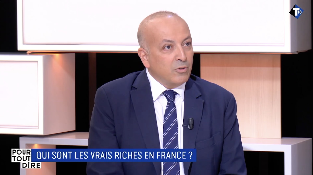 Les débats sur la « pauvreté » et la « richesse » reposent trop souvent sur un malentendu statistique. Démonstration. Doublez le salaire de tous les Français : le salaire médian passerait d'environ 2200 € à 4400 €. Le pouvoir d'achat exploserait. Pourtant, les statistiques compteraient toujours autant de « pauvres ». Rendez chaque Français millionnaire d'un coup de baguette magique : certains seraient moins millionnaires que d'autres. Au sens statistique, la France compterait autant de pauvres qu'aujourd'hui. C'est tout le paradoxe. À force de regarder les écarts statistiques en valeur relative, on finit par oublier l'essentiel : le niveau de vie réel des gens. Moi, ce qui m'intéresse, ce n'est pas la pauvreté statistique. C'est la misère réelle. Ce n'est pas de savoir combien de Français gagnent plus ou moins que leurs voisins. C'est de savoir s'ils vivent mieux qu'hier. La vraie question n'est pas de réduire les écarts. C'est de créer davantage de prospérité. Car une société ne progresse pas quand tout le monde est également pauvre. Elle progresse quand chacun a davantage accès à la santé, au logement, à l'éducation, à l'énergie, à la mobilité, à la culture et à l'espoir. La prospérité ne se résume pas à un tableau Excel. Elle se mesure dans la vie des gens.