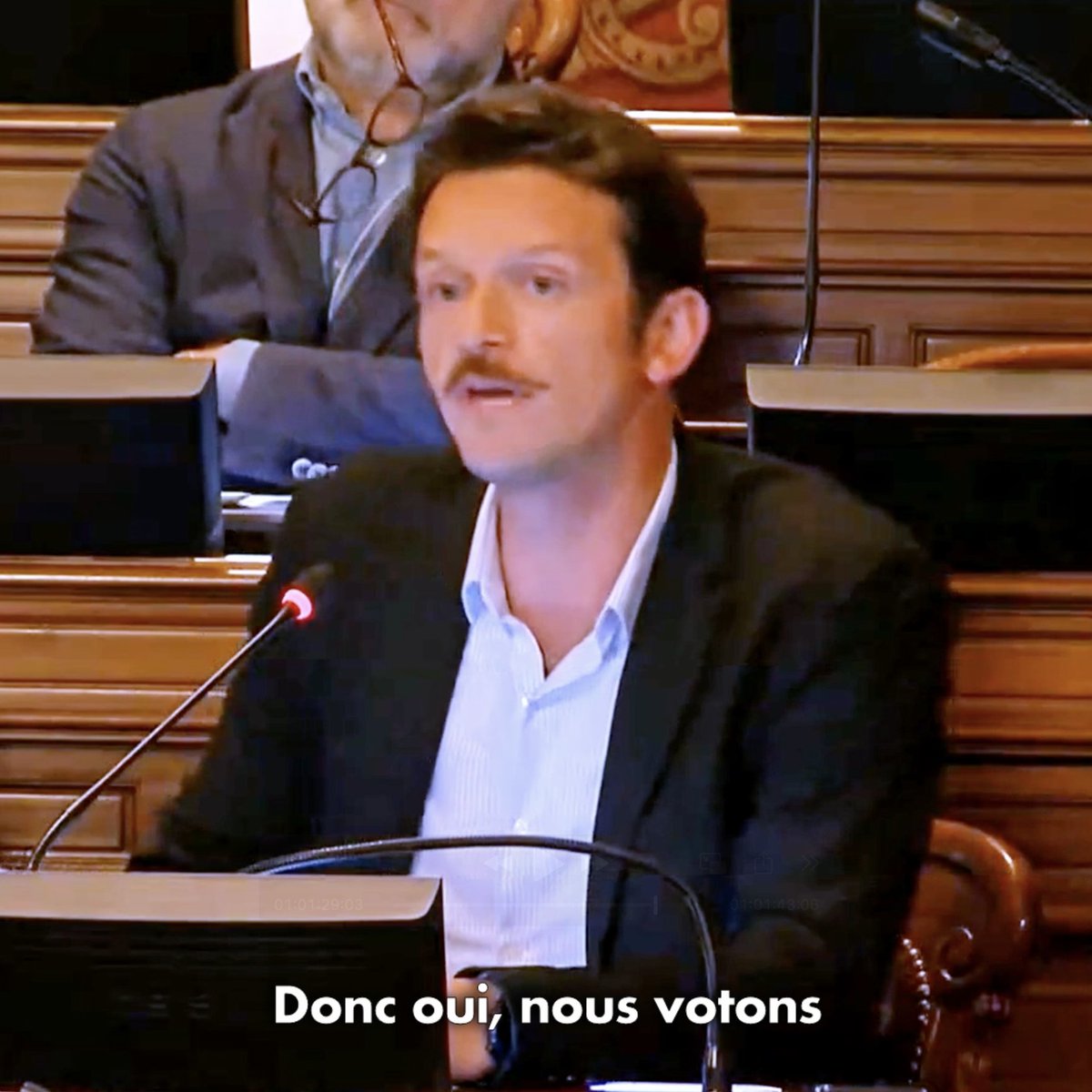 La pollution baisse à Paris et en Île-de-France essentiellement grâce à la modernisation des moteurs des véhicules, à la diminution du chauffage au bois et aux progrès de l'industrie. Pas parce que la Mairie a installé 3 jardinières en béton dans une rue fermée à la circulation.