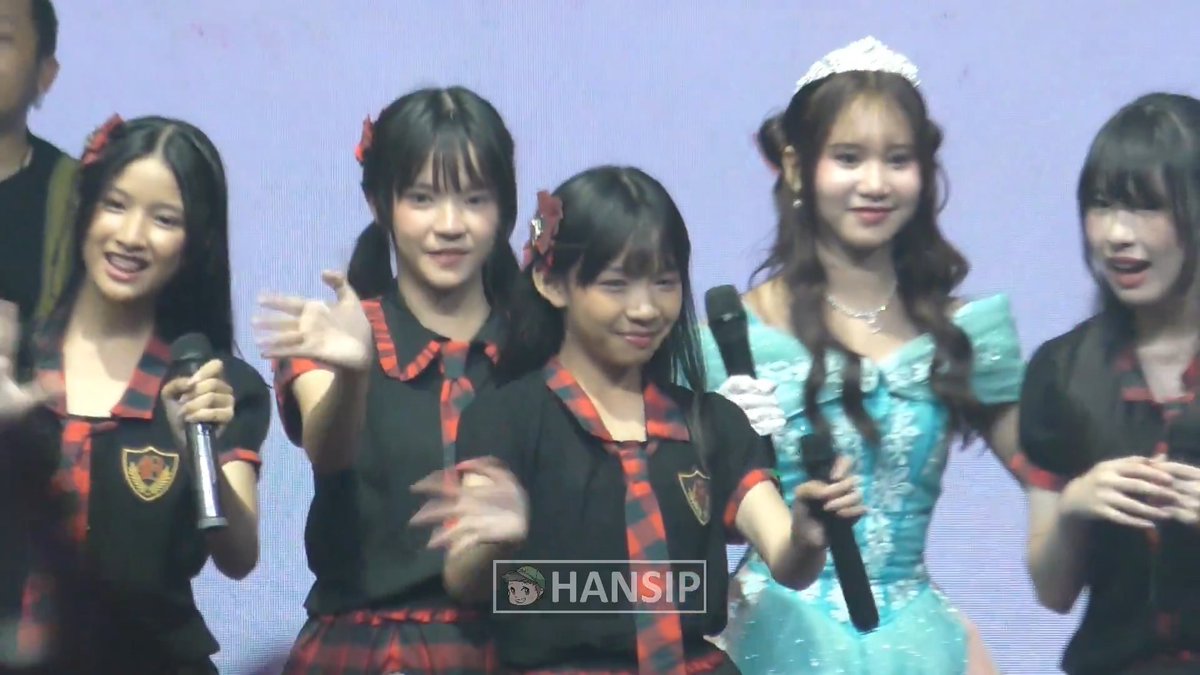 Momen hangat Alya Amanda merangkul para member trainee biar dapat spotlight (dan masuk frame kameraku semua). 🥹 Ini adalah sisi dari Alya yang jarang aku liat. Gemes banget oyy!! 🫰😣💗 #hansipcam