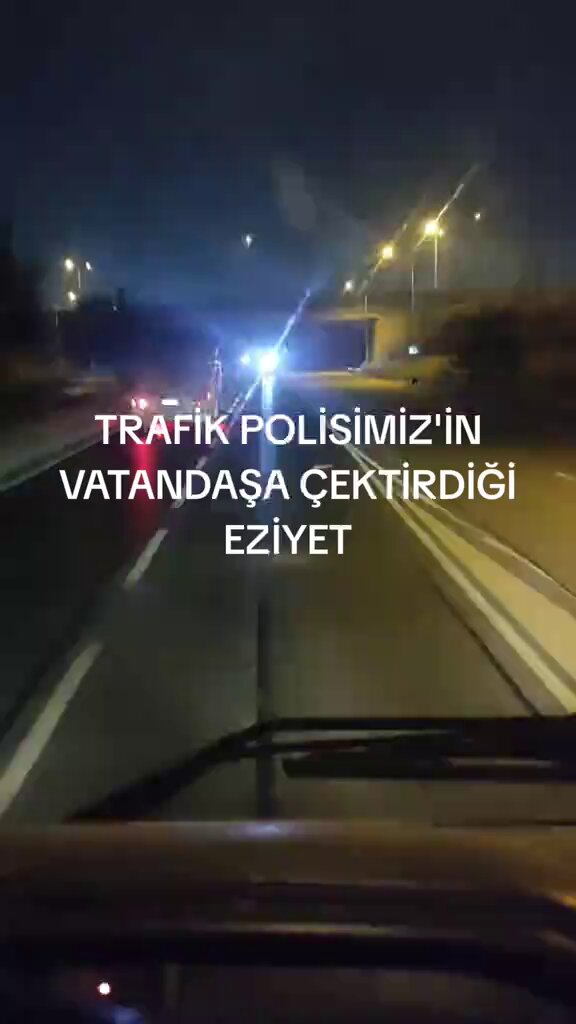 Havalı kornayla gelen tepe lambası protestosu! ​ "Vatandaşa çektirilen eziyet" diyerek duruma sitem eden sürücü, polis otosunun göz alan yoğun ışıklarına karşı korna resitaliyle sitemini belli ediyor.