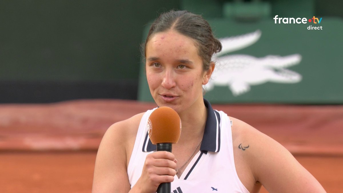 #RolandGarros | 🗣️ "Je suis trop heureuse, c'est énorme !" 🇫🇷 La superbe réaction de Ksénia Chasteau, qualifiée en finale de tennis-fauteuil du simple dames 📺 Suivez Roland-Garros en direct :