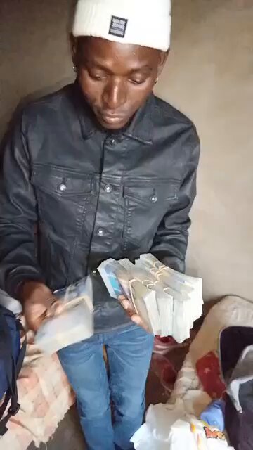 These illegal foreigners must be found and arrested. Is this even legal ‼️🇿🇦💔 Abahambe….. SA Police Service 🇿🇦 Athlenda Mathe SA Revenue Service